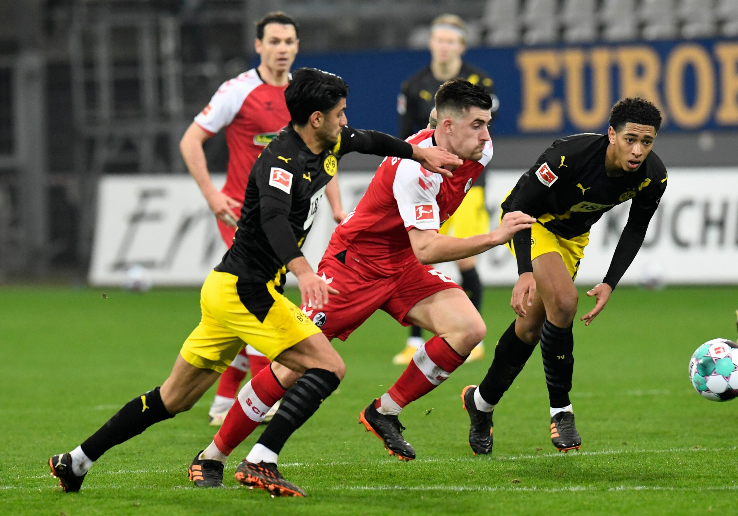 Bundesliga: BVB patzt trotz Moukoko-Tor, Leverkusen schlägt VfB, Schalke verliert erneut