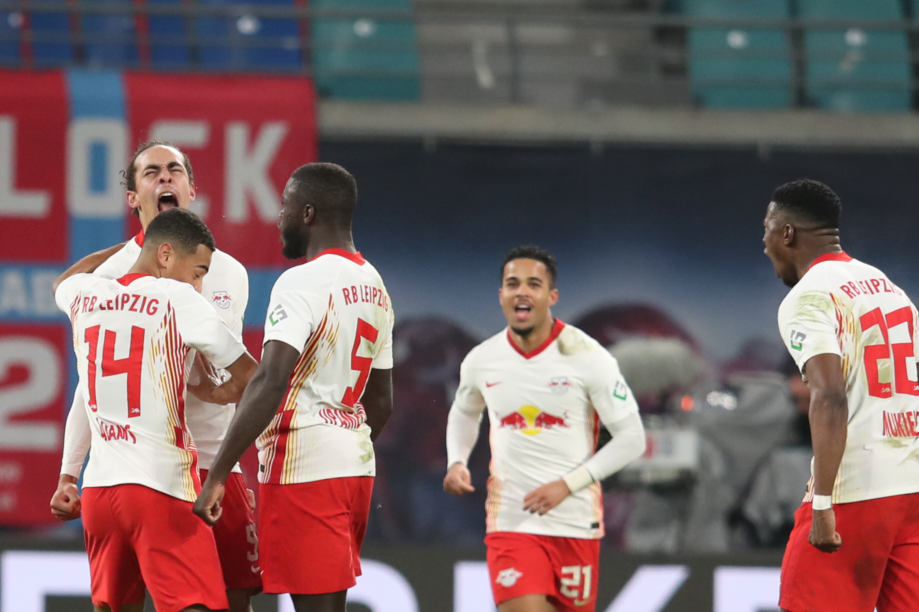 RB Leipzig dreht wildes Spiel gegen Gladbach und bleibt an Bayern dran