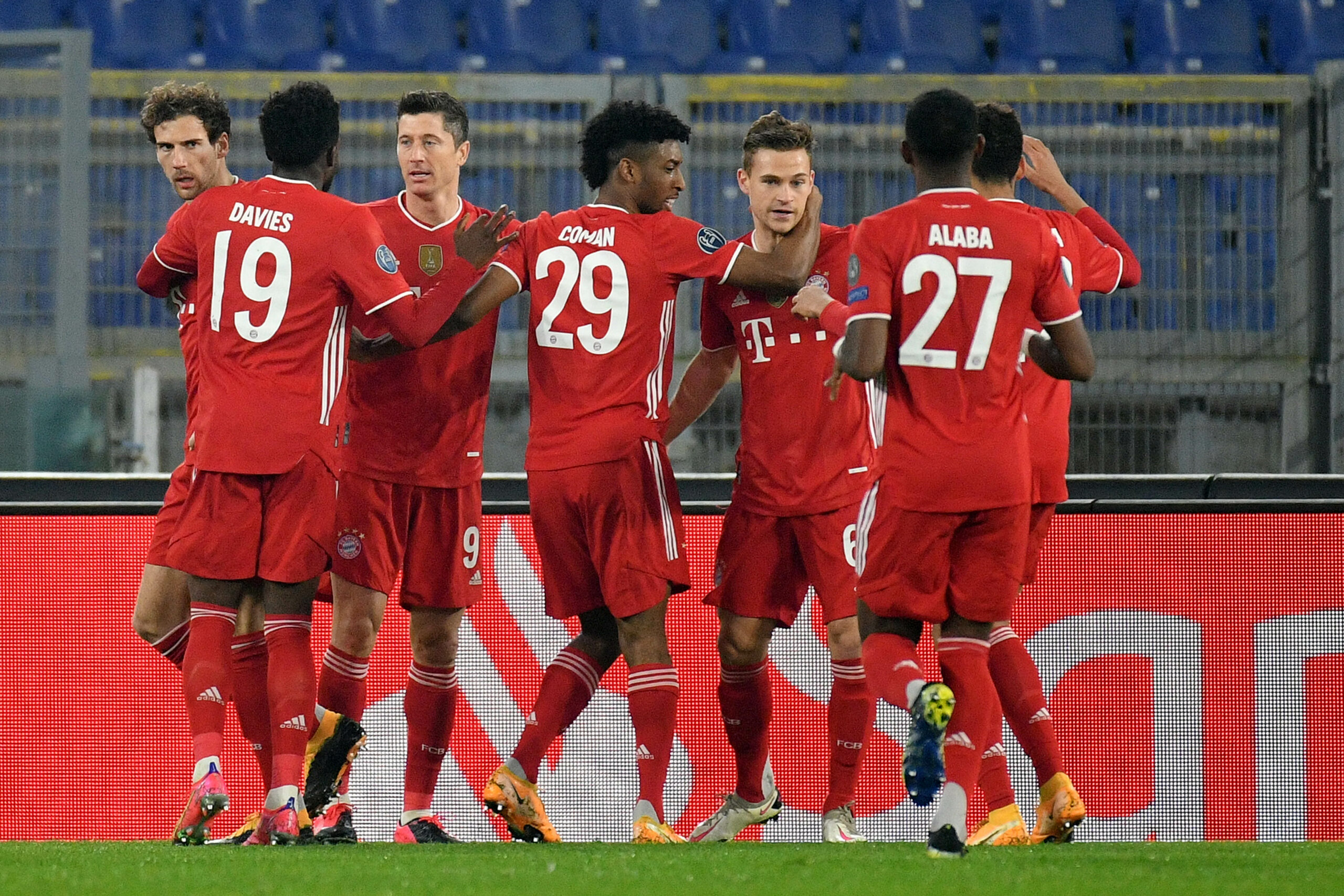 FC Bayern schlägt Lazio deutlich! Flick-Elf mit einem Bein im CL-Viertelfinale