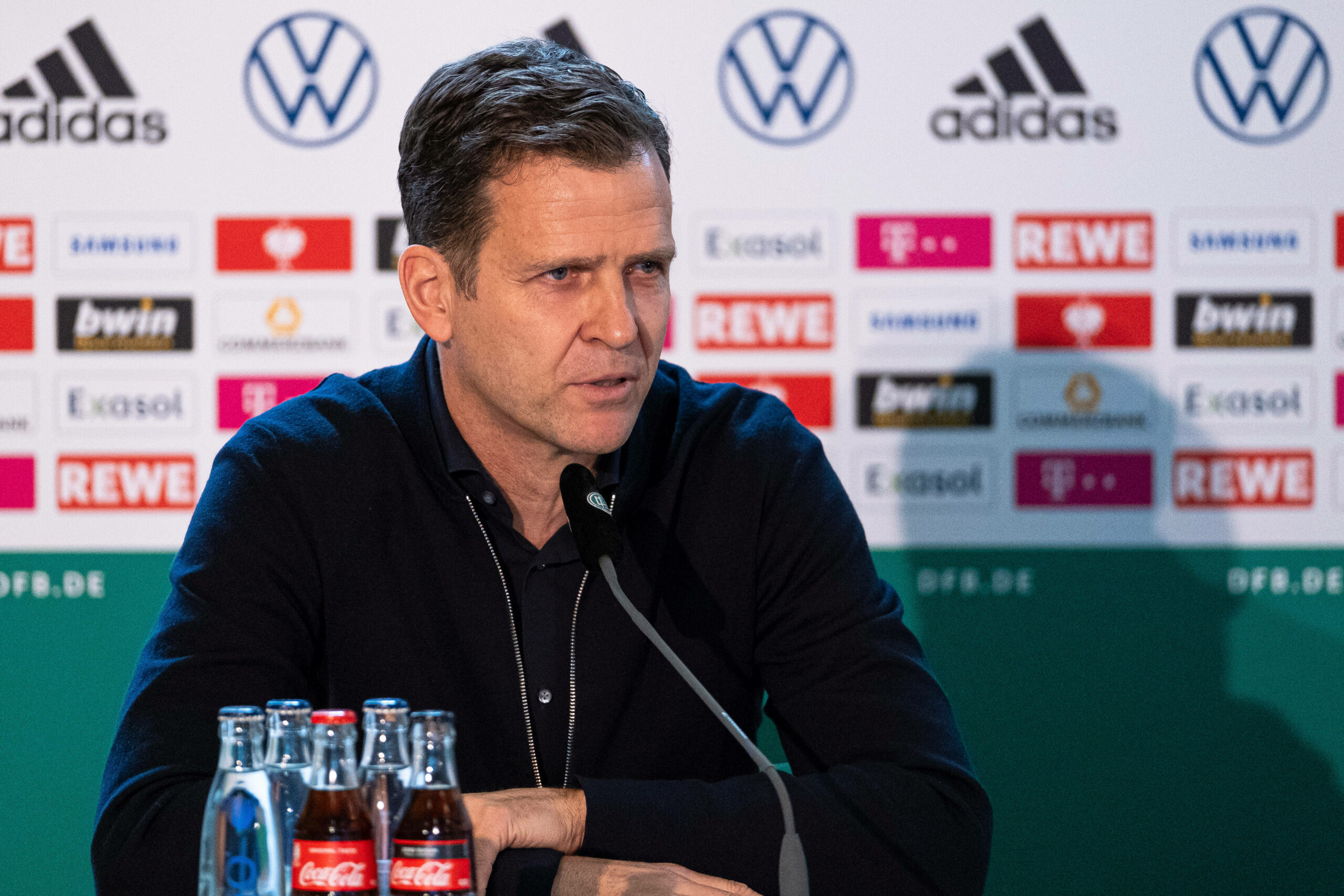 Bierhoff zur DFB-Trainersuche: „Wir sprechen keinen Trainer an, der unter Vertrag steht“