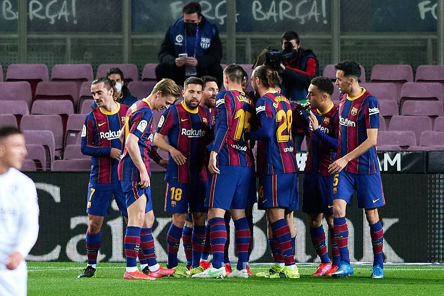 Sieg gegen Huesca: FC Barcelona rückt an Atletico heran