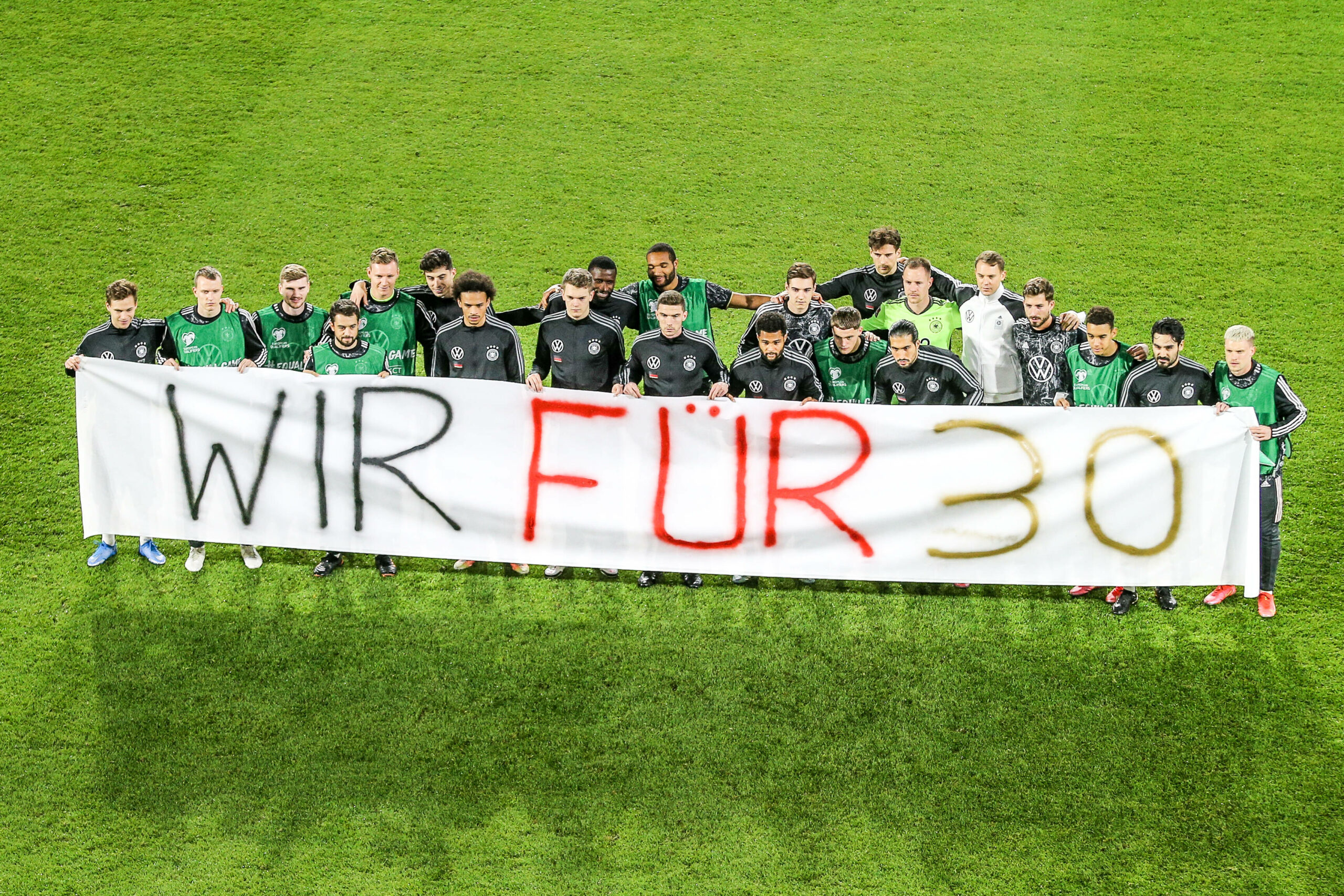 DFB | Nationalmannschaft mit erneuter Botschaft für Menschenrechte
