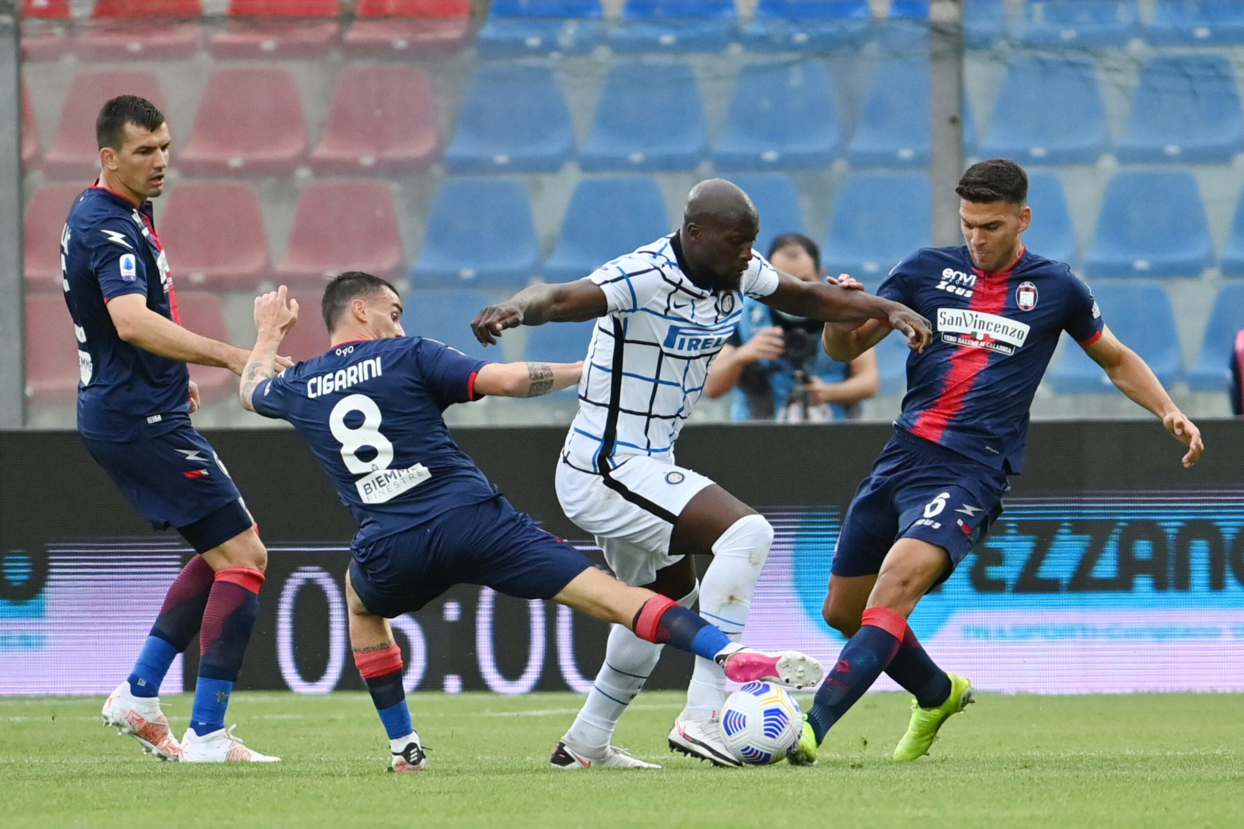 Inter müht sich zum Sieg und befördert Crotone in die Serie B