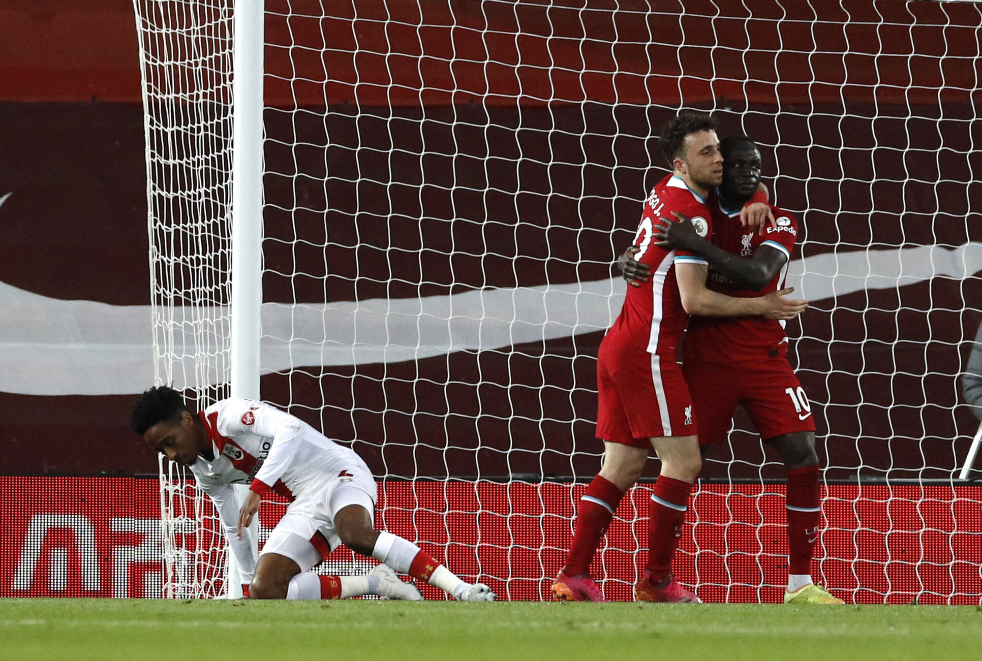 Heimsieg über Southampton: Liverpool muss bis in die Nachspielzeit bangen