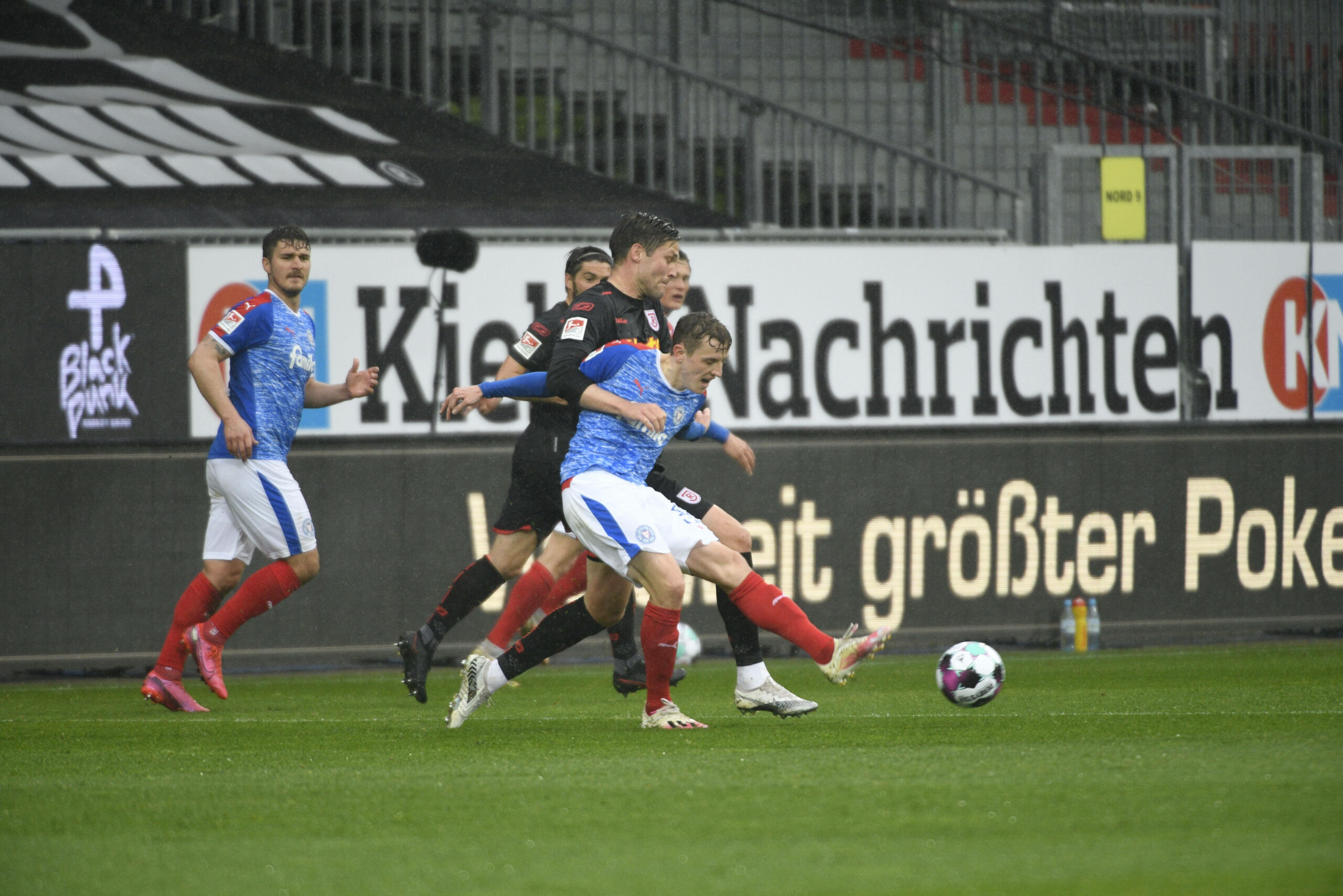 Holstein Kiel vor Aufstieg: „Störche“ drehen Nachholspiel gegen Regensburg spät