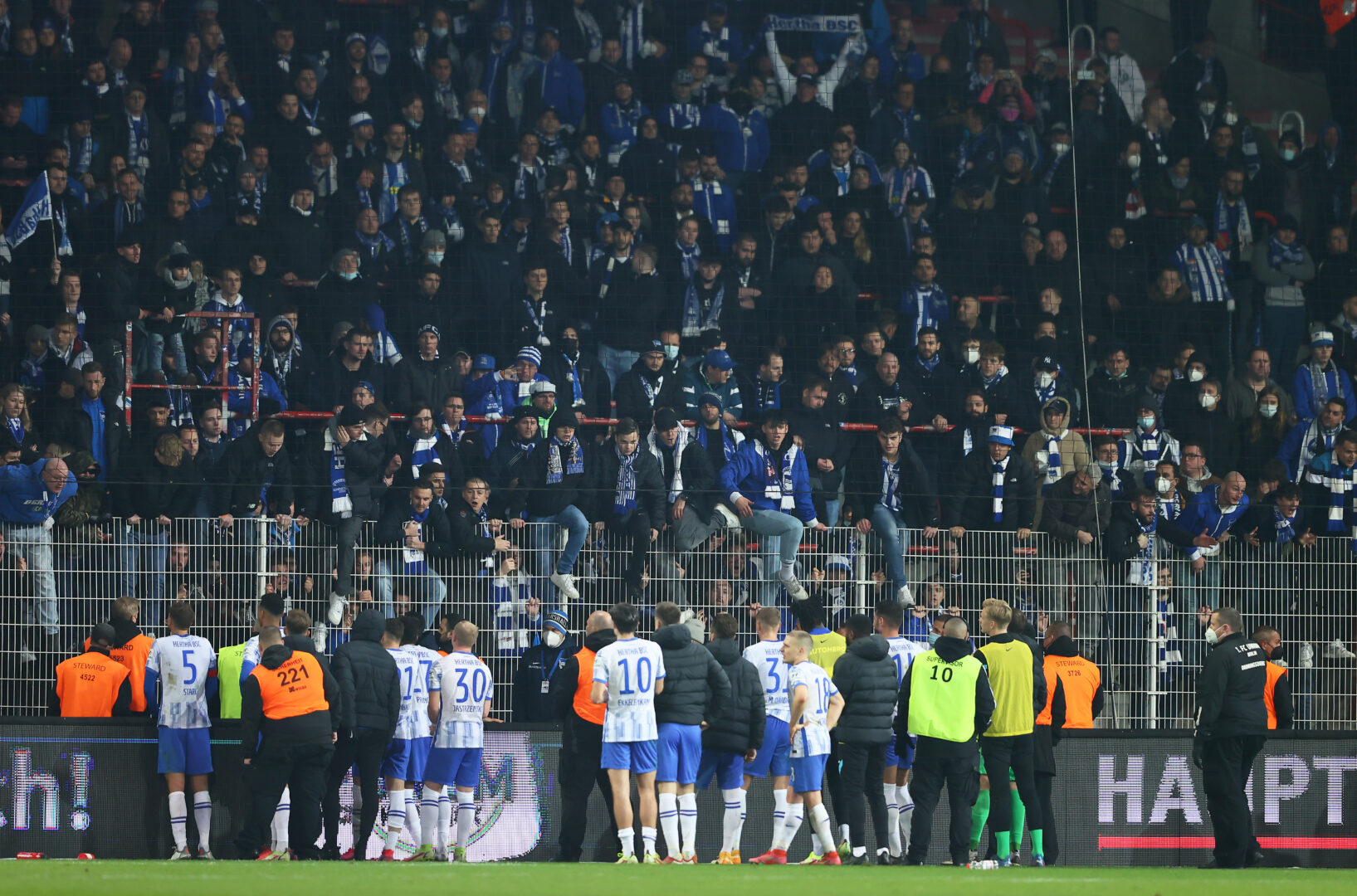 Hertha BSC vor der kritischen Fankurve.