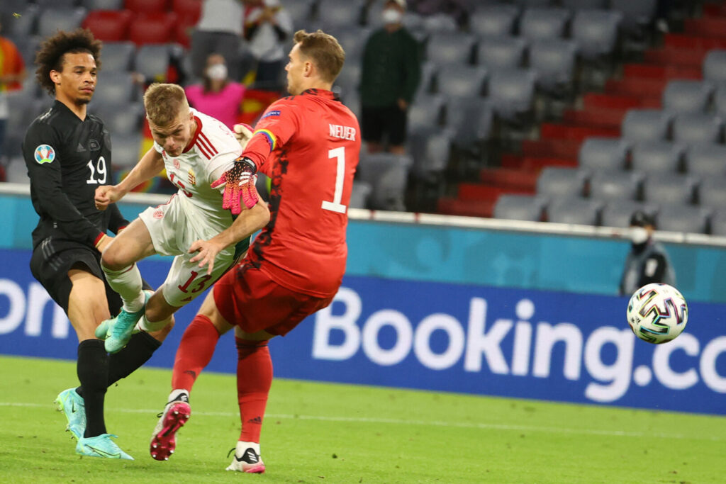 András Schäfer (Mitte) trifft hier gegen Manuel Neuer