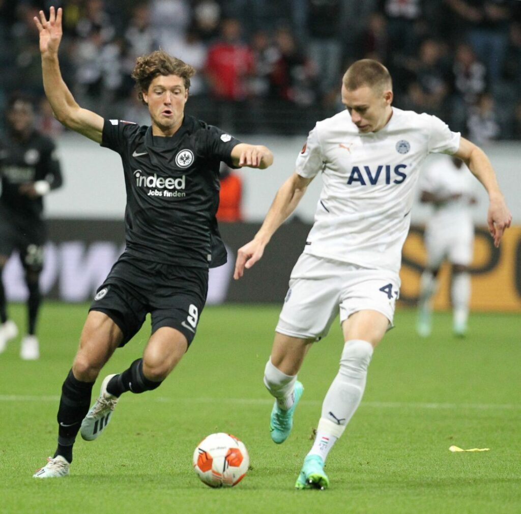 Fenerbahces Attila Szalai (rechts) im Zweikampf mit Sam Lammers (links) von Eintracht Frankfurt