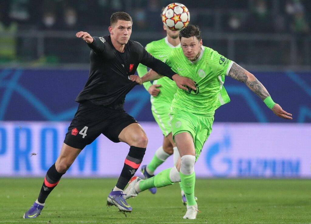 Sven Botman (links) vom Lille OSC im Zweikampf mit Wout Weghorst (rechts) vom VfL Wolfsburg