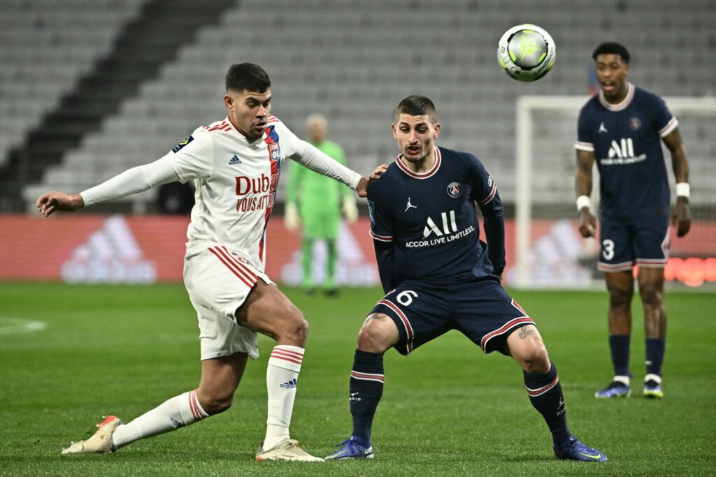 Olympique Lyons Bruno Guimaraes (links) im Zweikampf mit PSGs Marco Verratti (rechts)