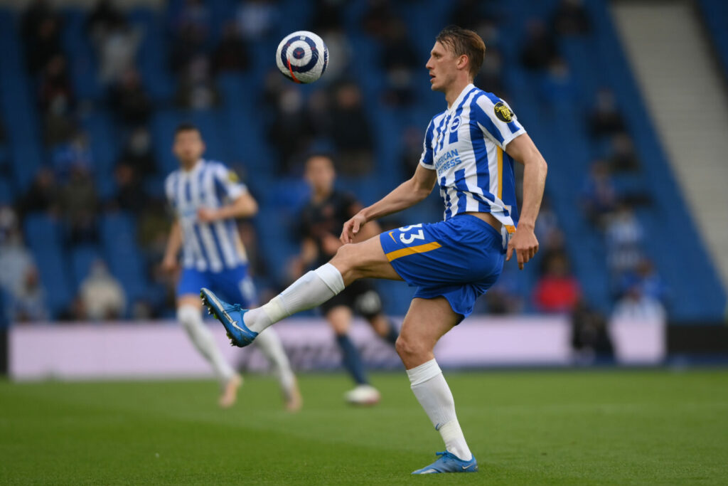 Dan Burn im Trikot von Brighton & Hove Albion