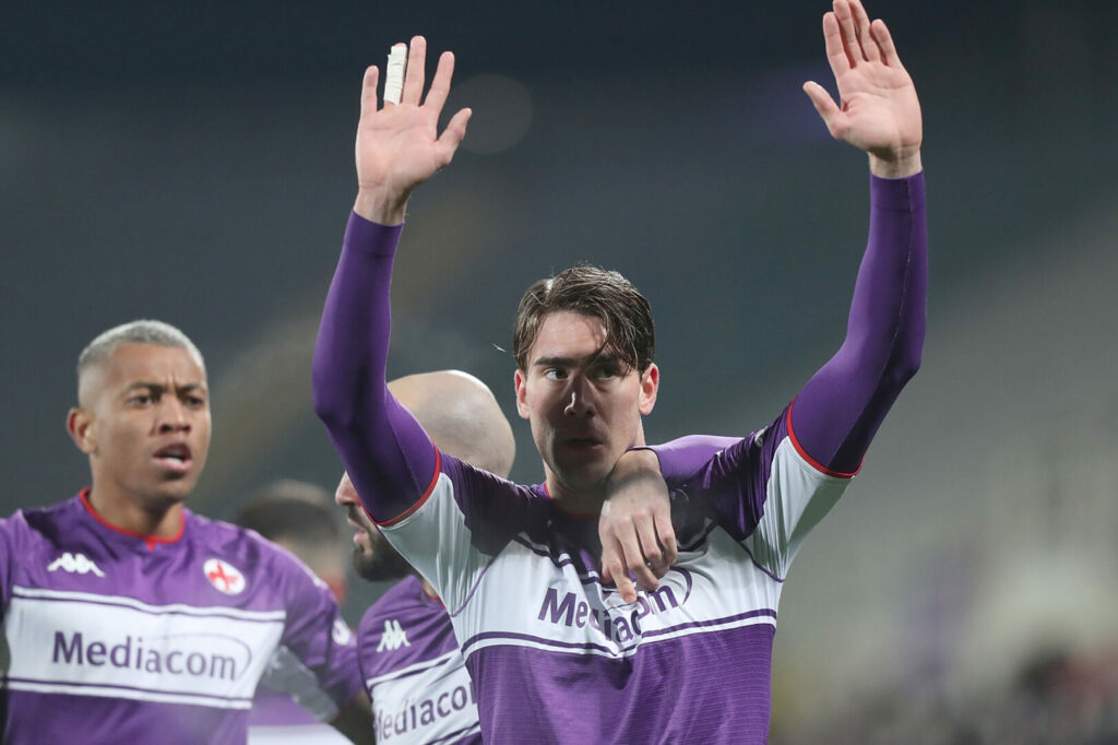 Dusan Vlahovic (rechts) steht bei der ACF Fiorentina vor dem Abschied