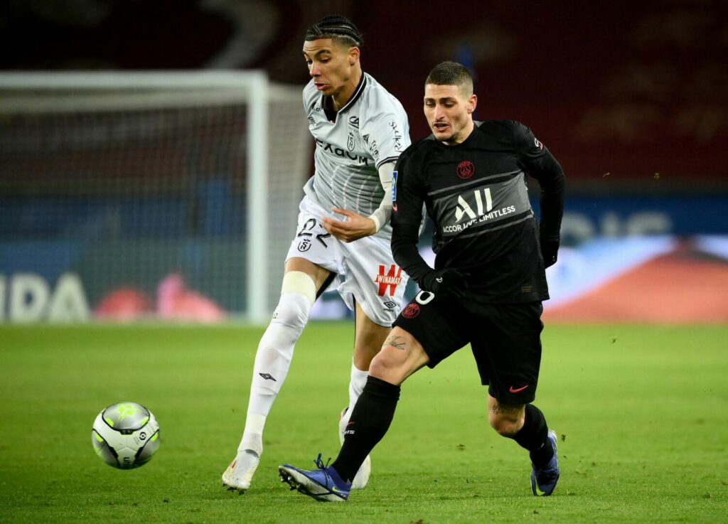 Hugo Ekitike (links) von Stade Reims im Zweikampf mit Marco Verratti (rechts) von Paris Saint-Germain