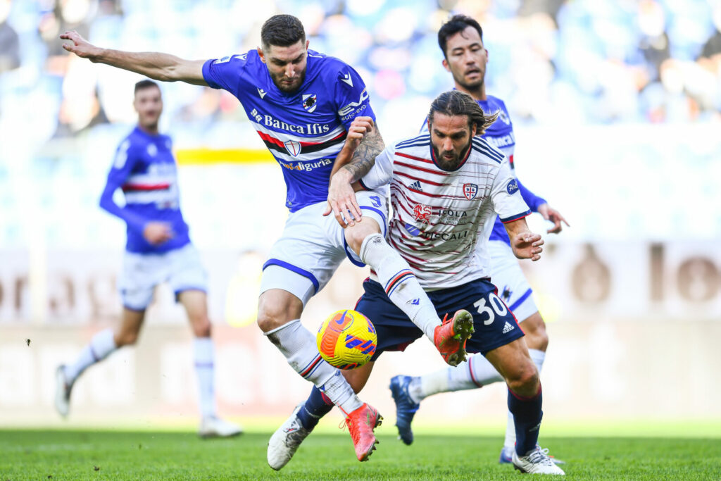 Julian Chabot (links) im Trikot von Sampdoria im Zweikampf mit Leonardo Pavoletti (rechts) von Cagliari