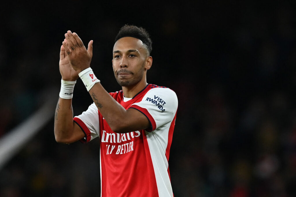 Pierre-Emerick Aubameyang applaudiert den Arsenal-Fans