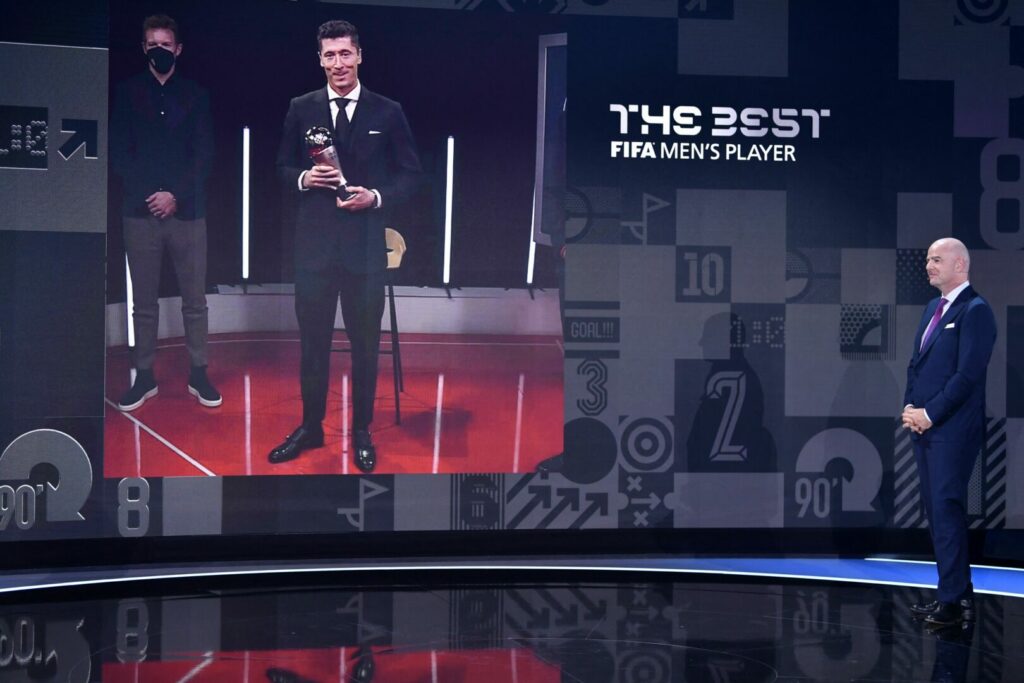 Robert Lewandowski hält hier die Auszeichnung zum FIFA-Weltfußballer des Jahres in seinen Händen