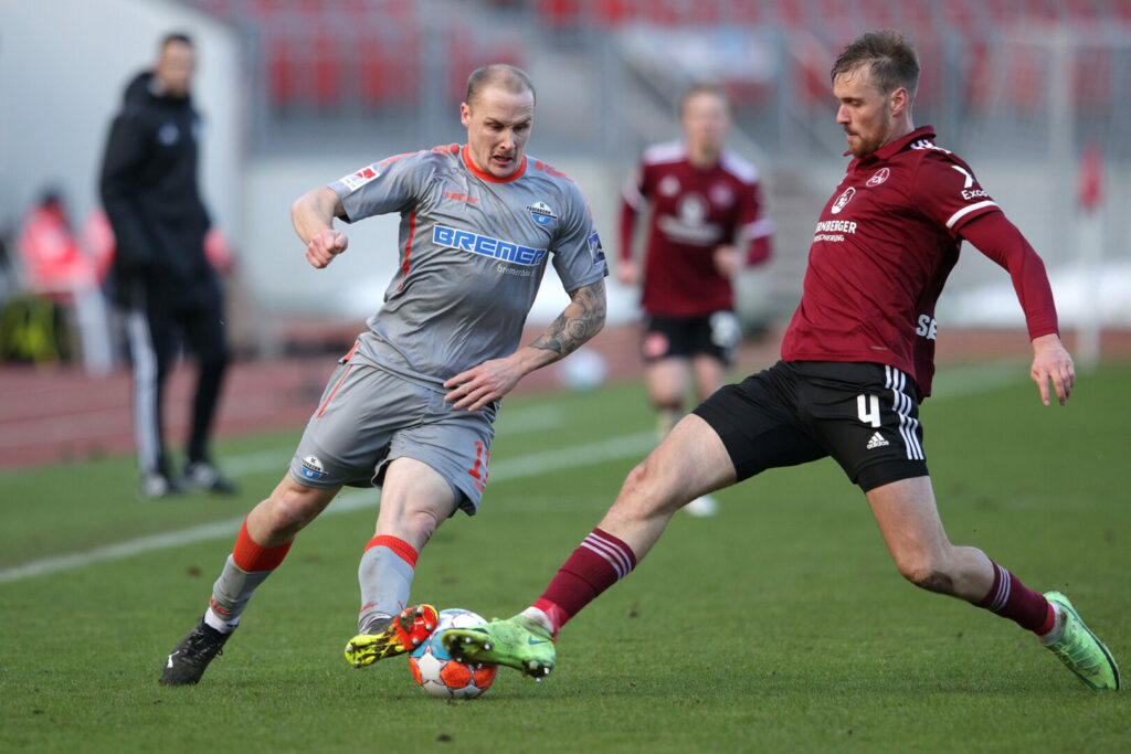 Sven Michel (links) vom SC Paderborn im Zweikampf mit Asger Sörensen vom 1. FC Nürnberg