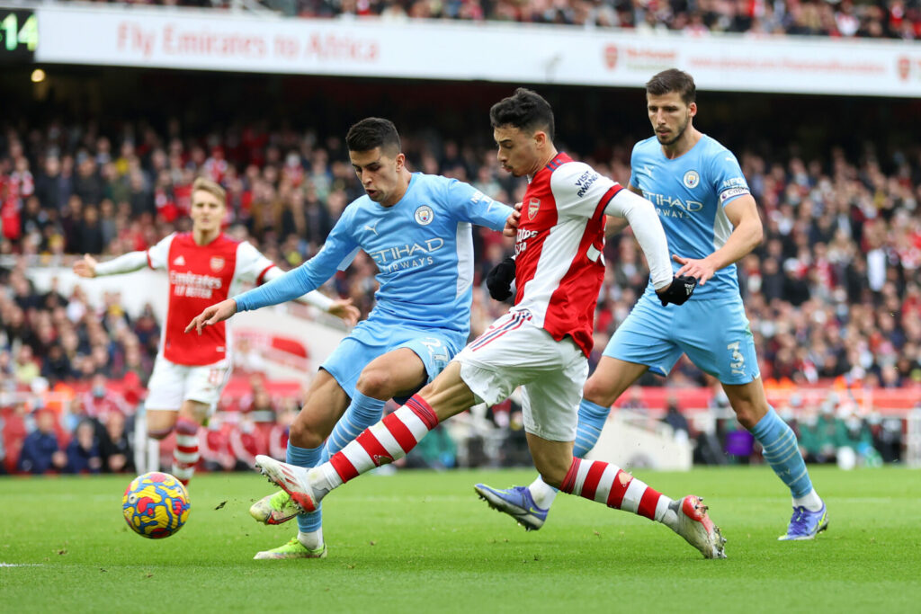 Arsenal-Angreifer Gabriel Martinelli war gegen Manchester City nicht zu bremsen. Hier ist er im Zweikampf gegen Joao Cancelo.
