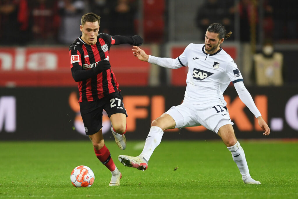 Grillitsch Hoffenheim im Zweikampf mit Wirtz