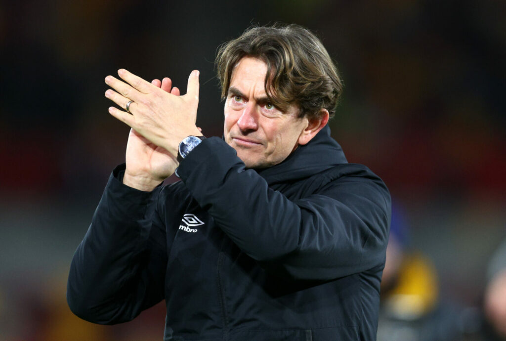 Thomas Frank applaudiert Fans nach einem Spiel von Brentford