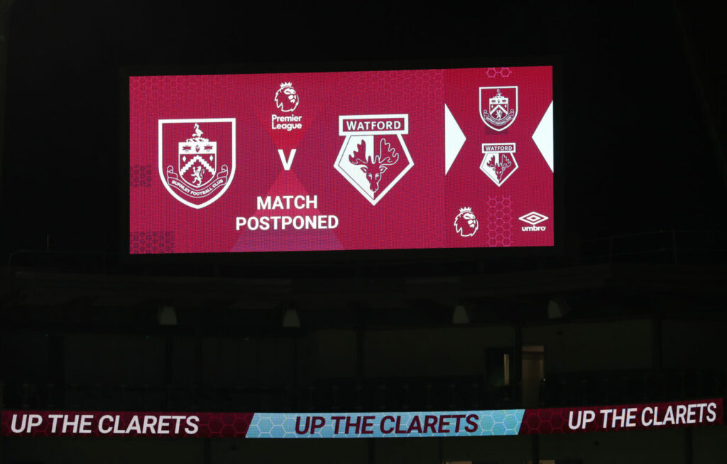 Ein häufiges Bild in der Premier League: Die Anzeigetafel gibt die Absage der Partie zwischen Burnley und Watford bekannt