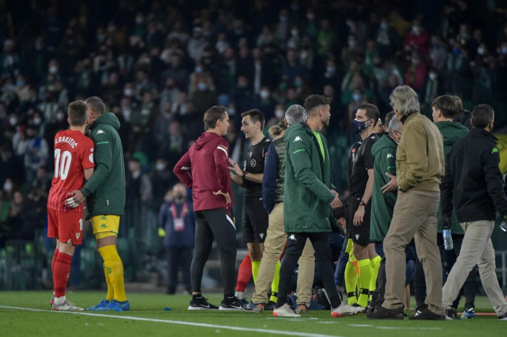 Copa del Rey: Das Derby zwischen Real Betis Sevilla und dem FC Sevilla wurde nach einem Stangenwurf abgebrochen.