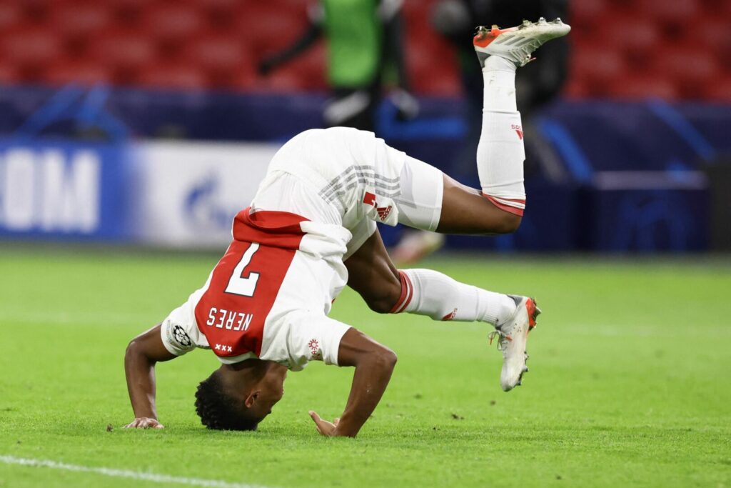 David Neres bejubelt ein Tor mit einer Vorwärtsrolle