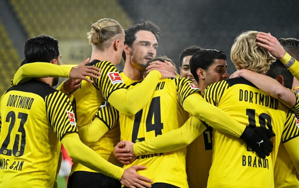 Spieler vom BVB bejubeln gemeinsam einen Treffer