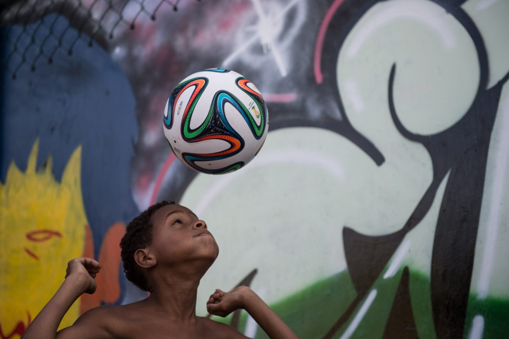 Kind spielt einen Kopfball