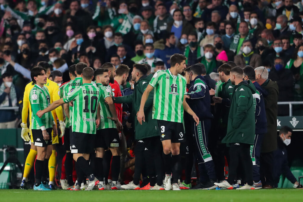 Copa del Rey: Das Spiel zwischen Real Betis und dem FC Sevilla ist unterbrochen.