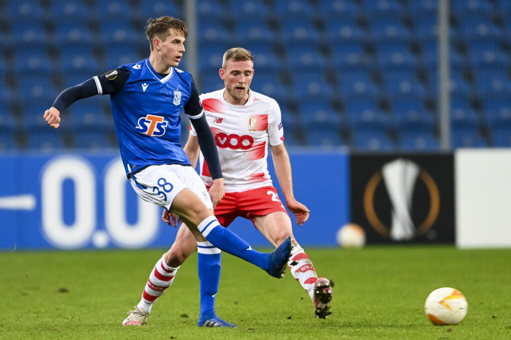 Jakub Kamiński passt den Ball
