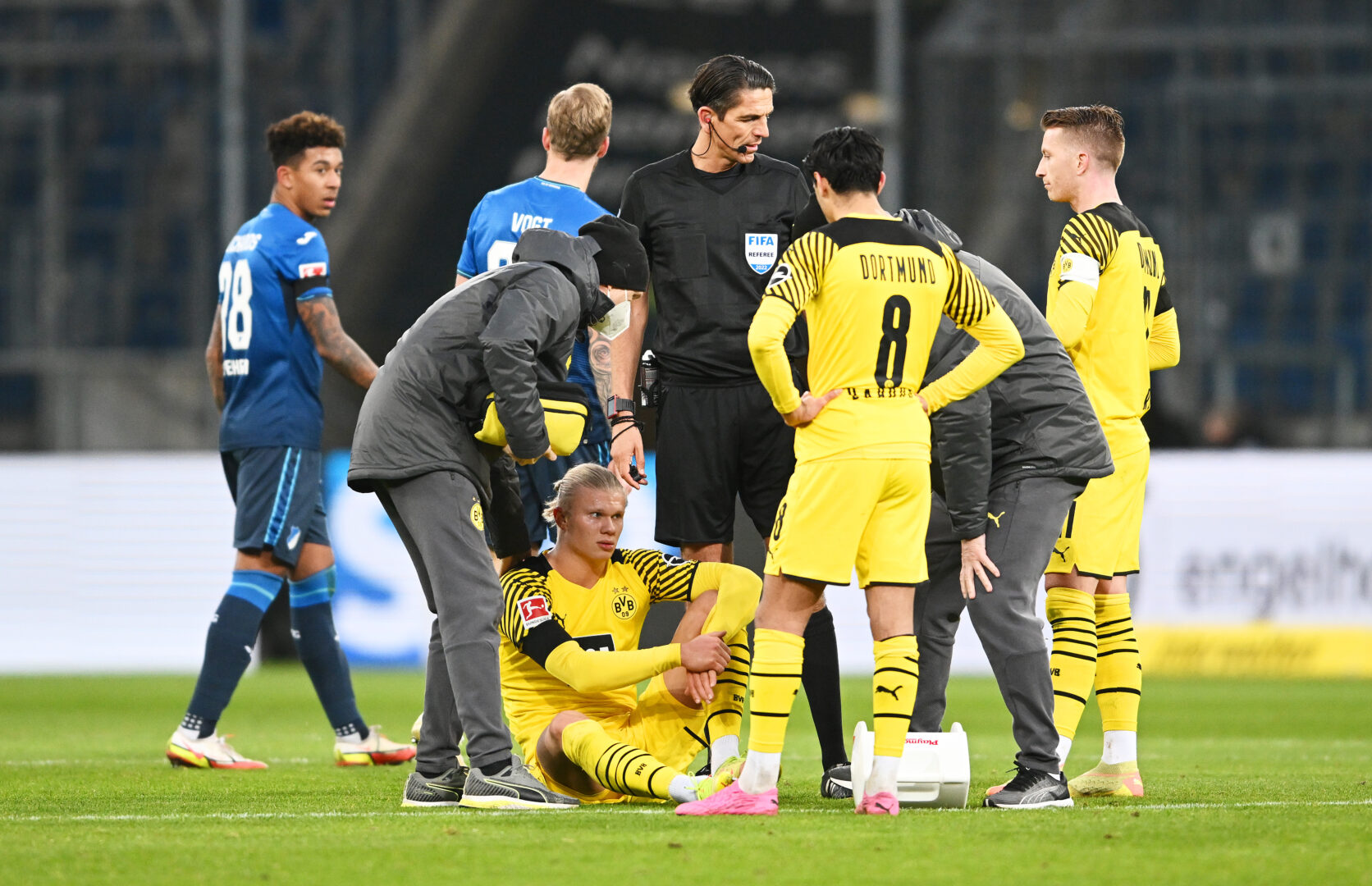 Erling Haaland sitzt im BVB-Dress am Boden.