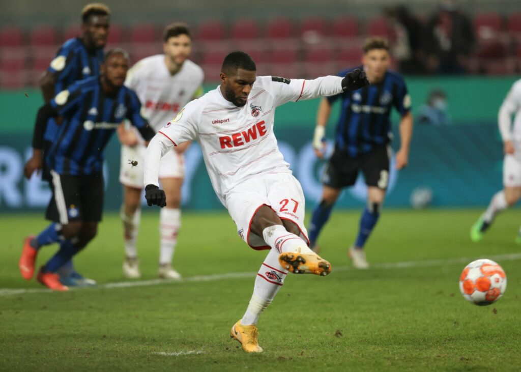 Modeste schießt einen Elfmeter