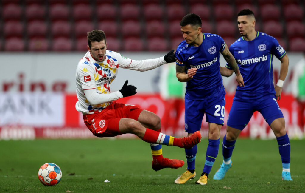 Stefan Bell (links) scheut für den 1. FSV Mainz 05 keinen Zweikampf.