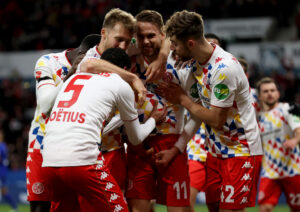 Die Spieler des 1. FSV Mainz 05 jubeln.