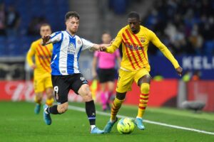 Ousmane Dembele (rechts) vom FC Barcelona im Zweikampf mit Javi Puado (links) vom Stadtrivalen Espanyol