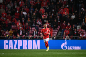 Zu sehen ist Everton von Benfica in einem Spiel der UEFA Champions League und im Hintergrund eine Werbebande des russischen Energiekonzerns Gazprom
