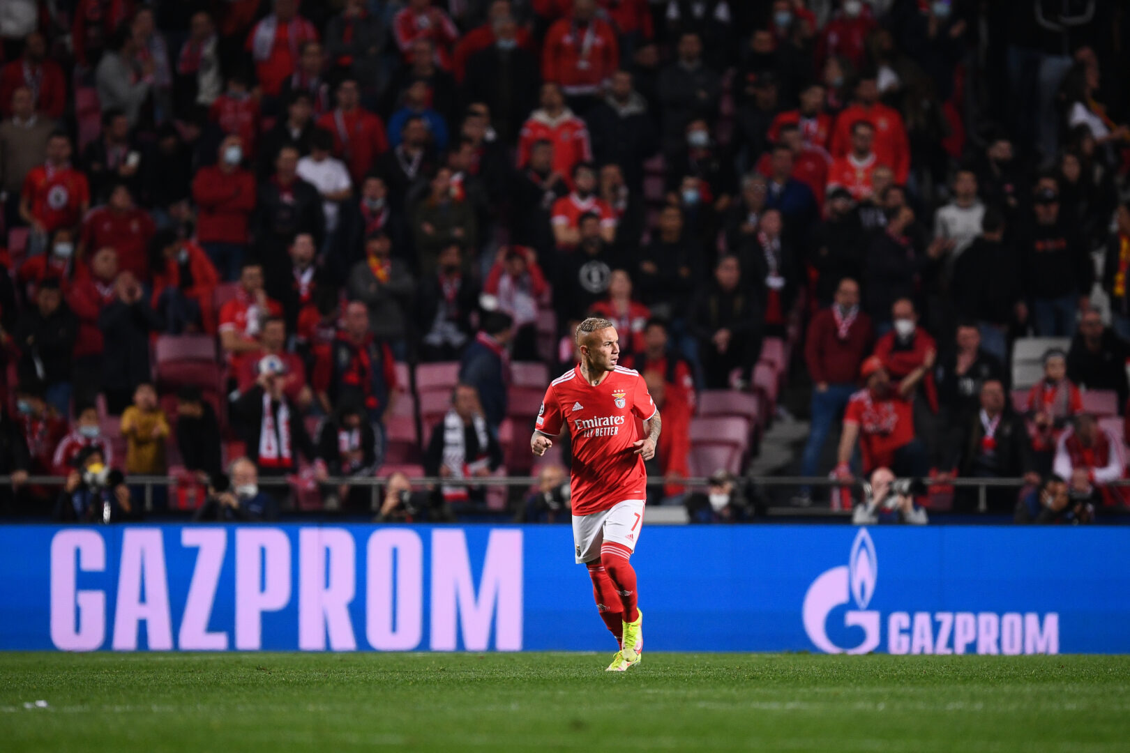 Zu sehen ist Everton von Benfica in einem Spiel der UEFA Champions League und im Hintergrund eine Werbebande des russischen Energiekonzerns Gazprom