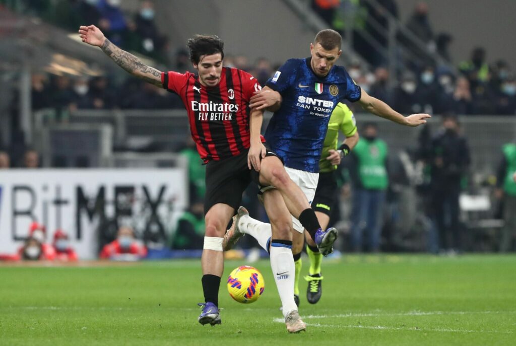Der AC Mailand empfängt am Samstagabend Inter. Sonntag trifft der FC Barcelona auf Atletico.