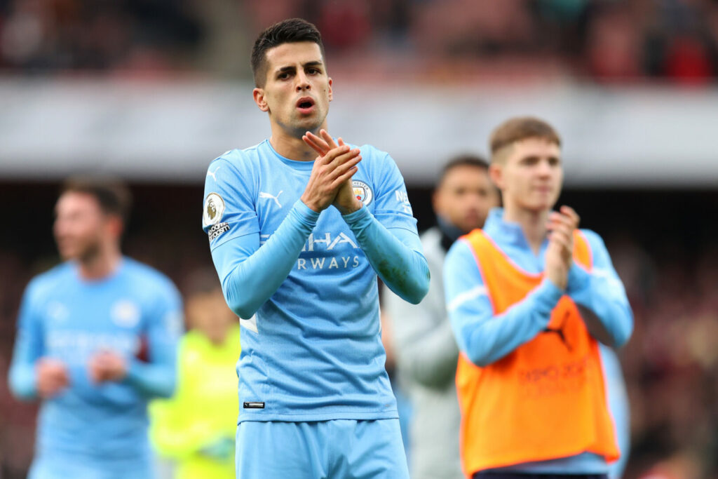 Joao Cancelo applaudiert