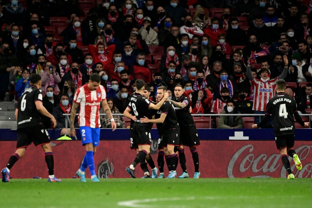Die Spieler von UD Levante bejubeln den Führungstreffer im Auswärtsspiel bei Atletico Madrid