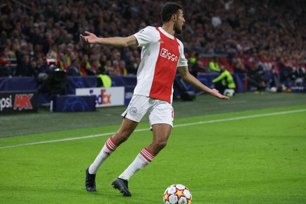Mazraoui mit weit von sich gestreckten Armen