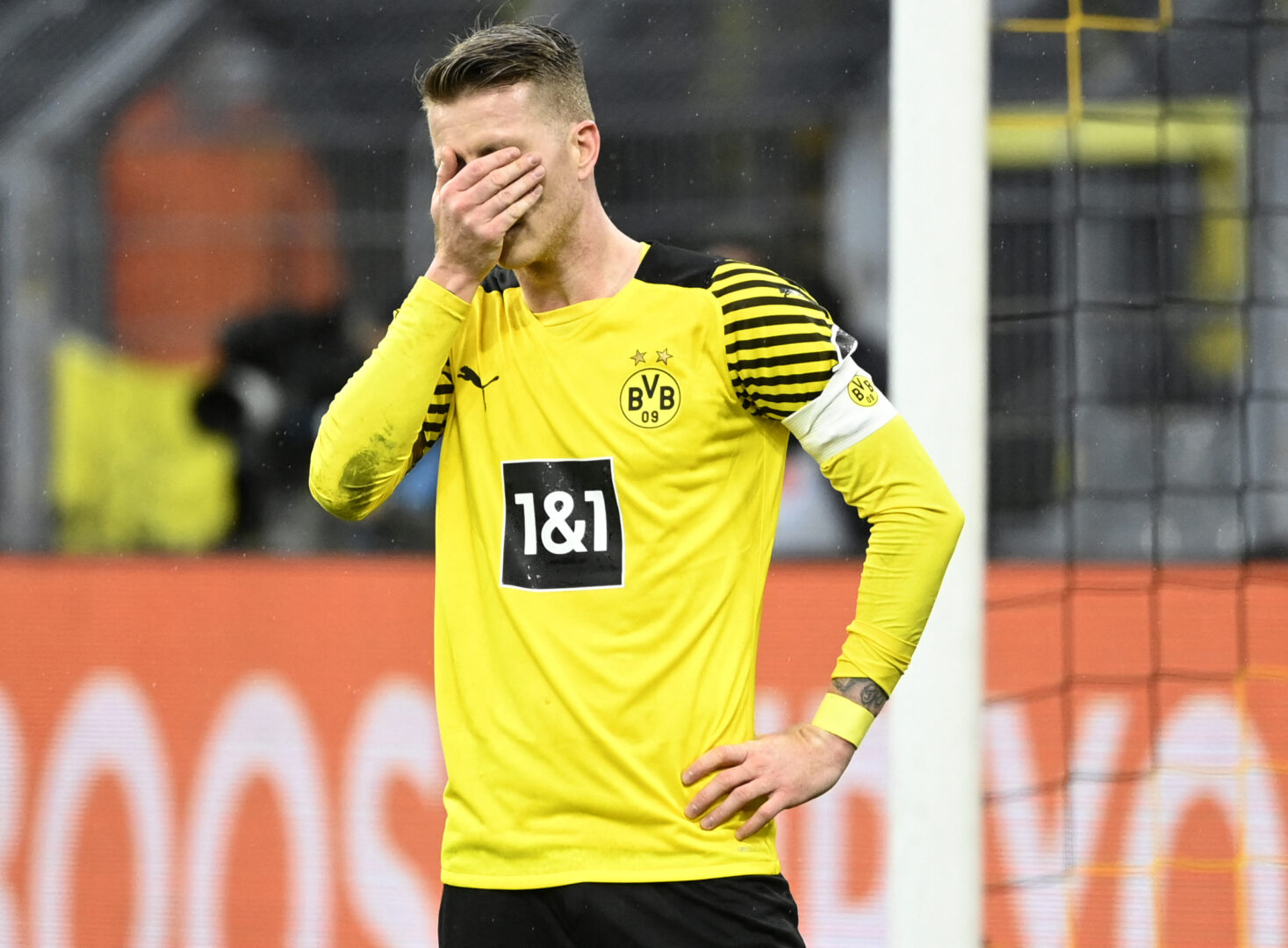 BVB-Kapitän Marco Reus schlägt sich enttäuscht die Hand vors Gesicht