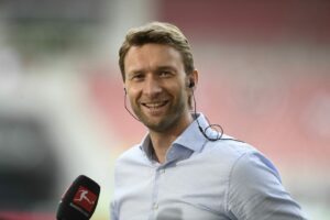 Bayer Leverkusen (im Bild: Sportdirektor Simon Rolfes) ist noch in der Europa League vertreten.