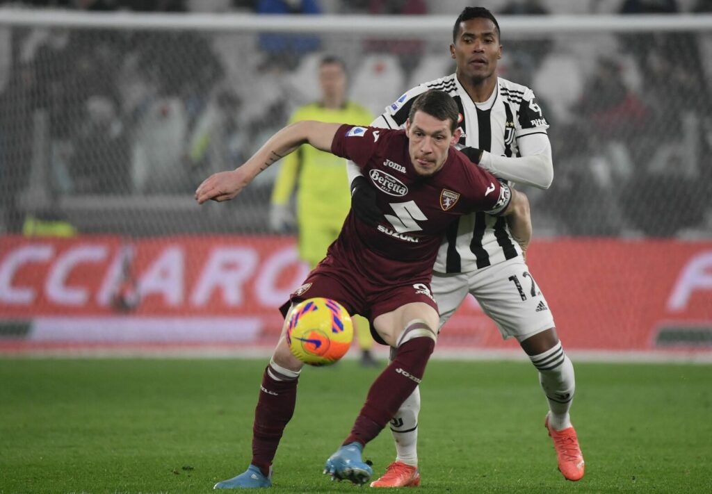 Andrea Belotti (vorne) vom FC Turin im Zweikampf mit Alex Sandro (hinten) von Juventus