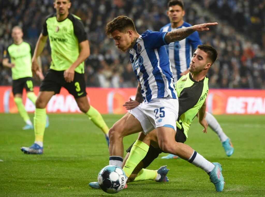 Otavio da Silva vom FC Porto (vorne) im Zweikampf mit Goncalo Inacio von Sporting