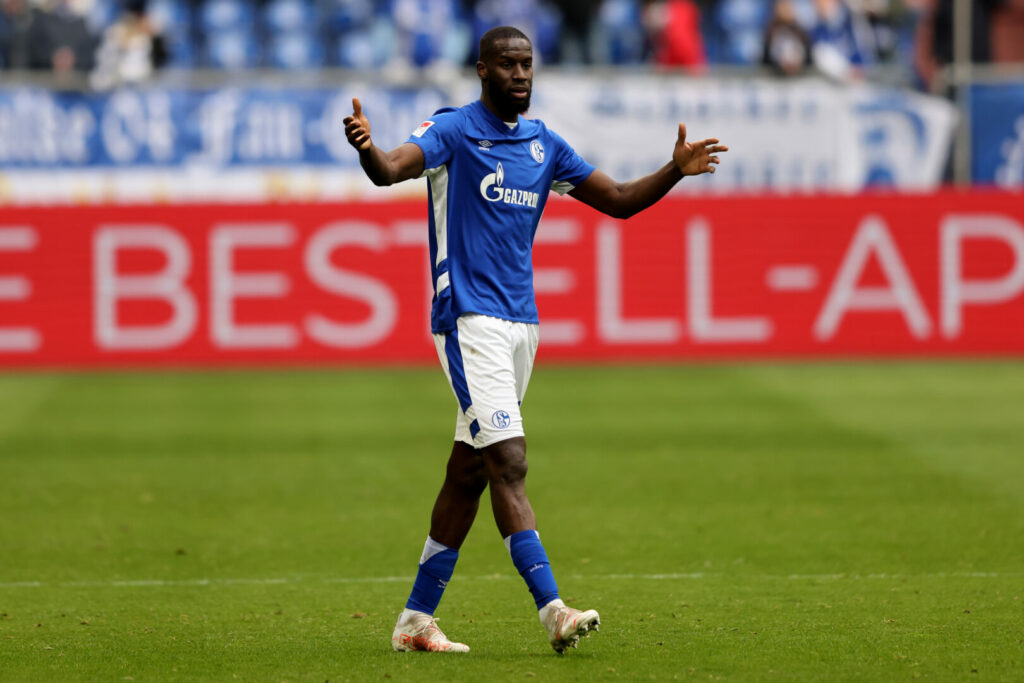 Salif Sané mit ausgebreiteten Armen