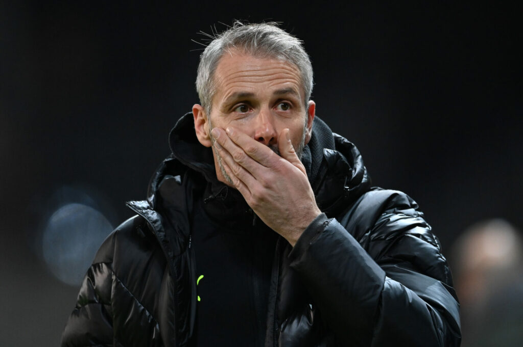 Marco Rose, Trainer beim BVB, hält sich die Hand vor den Mund