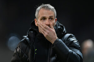 Marco Rose, Trainer beim BVB, hält sich die Hand vor den Mund