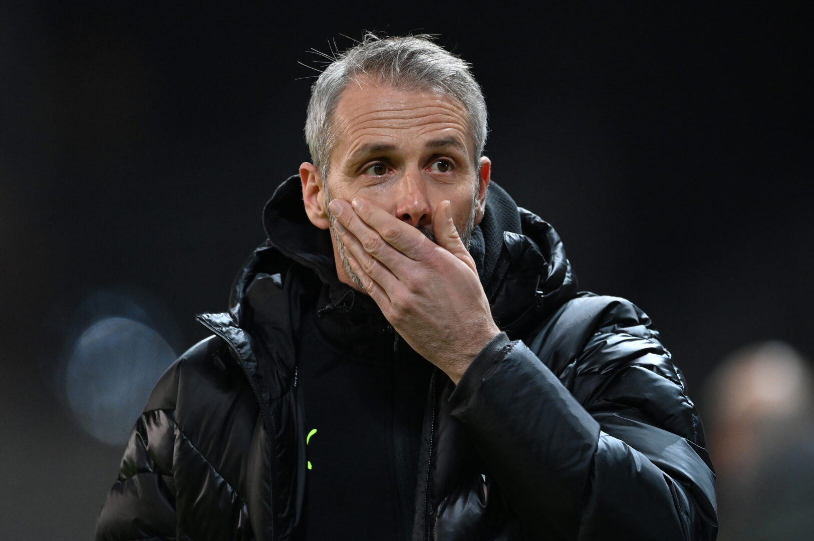 Marco Rose, Trainer beim BVB, hält sich die Hand vor den Mund